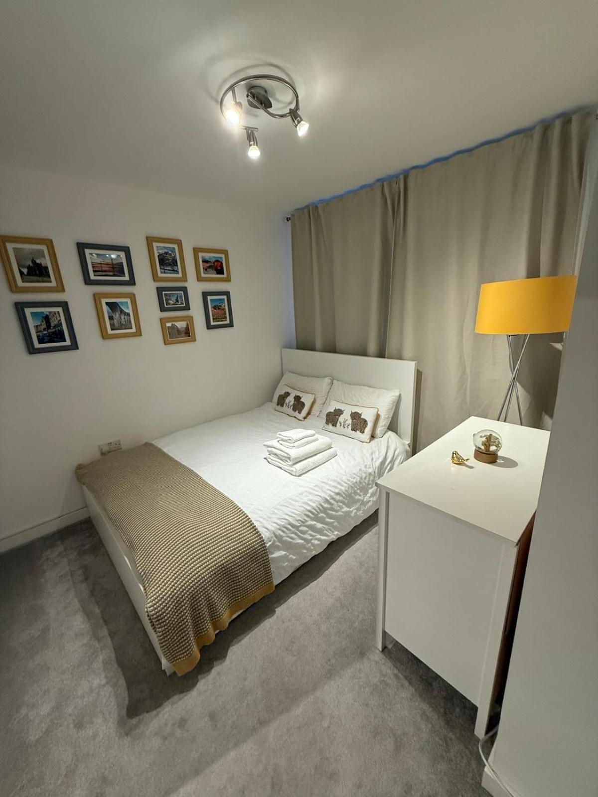 Double Bedroom With Dedicated Private Bathroom Séjour chez l'habitant *